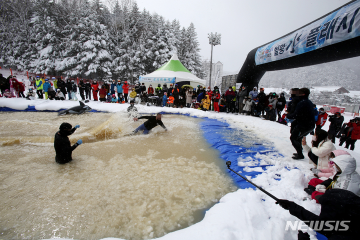 [평창=뉴시스] 김경목 기자 = 19일 오후 강원 평창군 대관령면 ㈜HJ매그놀리아용평호텔앤리조트(이하 용평리조트) 스키장에서 스키 또는 보드를 타고 언덕을 출발해 물웅덩이를 건너는 '발왕水(수) 플래시' 이벤트가 열리고 있다. 2022.03.19. photo31@newsis.com