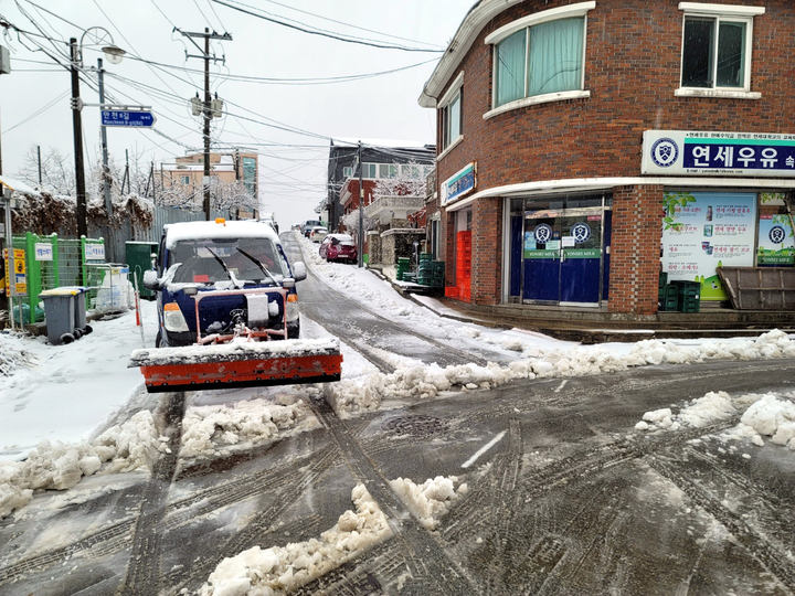 [속초=뉴시스] 김경목 기자 = 춘분을 이틀 앞둔 19일 오전 강원 속초시에 눈이 내리면서 제설 작업이 진행되고 있다. (사진=속초시청 제공) 2022.03.19. photo@newsis.com *재판매 및 DB 금지