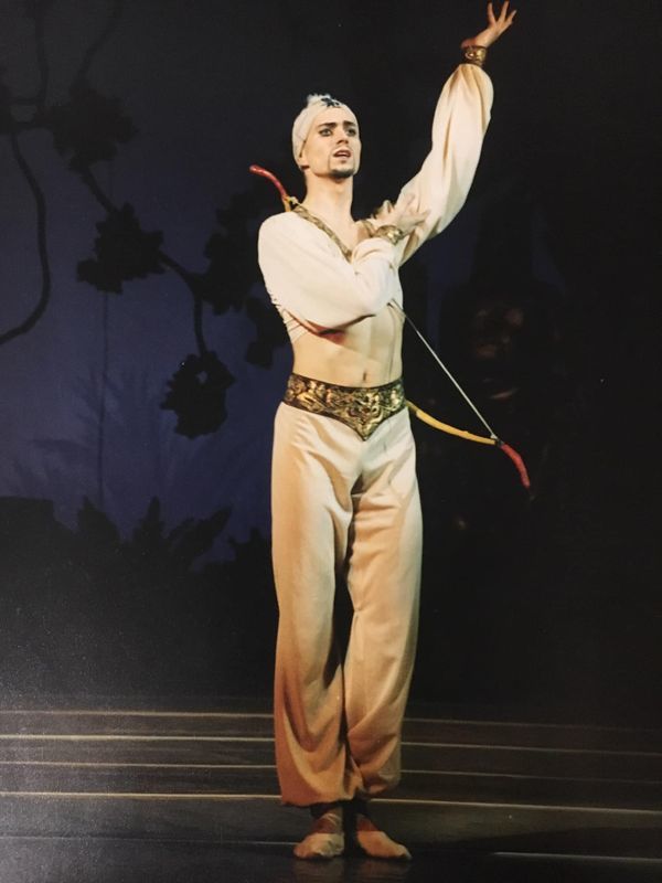 [서울=뉴시스] 우크라이나 국립발레단 소속 발레리노 아르템 닷시신(43)이 지난달 26일 러시아 폭격으로 부상을 입고 수도 키이우의 병원에서 치료를 받다가 지난 17일 사망했다. 아르템 닷시신의 생전 공연모습. <사진출처: 페이스북> 2022.03.20