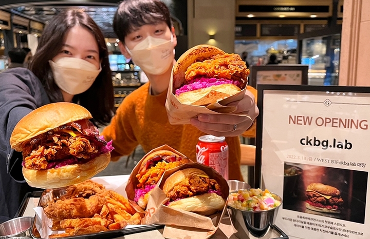 갤러리아, 고메이494에 '유용욱 치킨버거' 입점