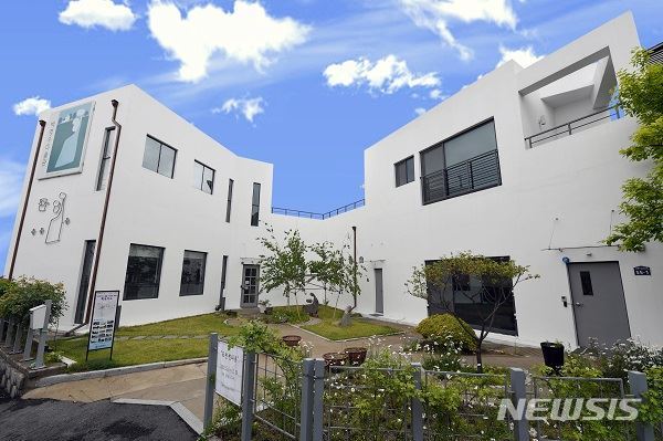 [서울=뉴시스]경기도 의정부 호원동 백영수 미술관 전경.