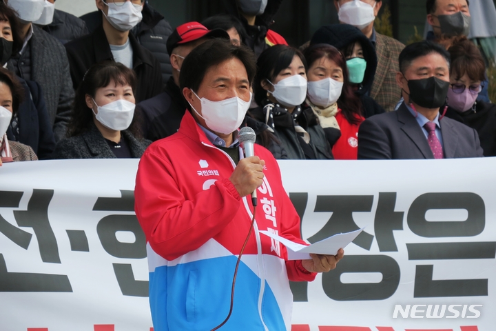 [인천=뉴시스] 김동영 기자 = 20일 오전 인천 남동구 인천시청 앞에서 이학재 인천시장 예비후보가 “유정복 전 인천시장과 박남춘 현 인천시장은 6·1 지방선거에 나서지 말라”고 촉구하고 있다. 2022.03.20. dy0121@newsis.com 