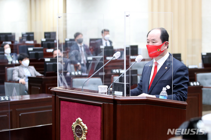 [인천=뉴시스] 이루비 기자 = 윤재상 인천시의원이 제278회 인천시의회 임시회 제3차 본회의에서 발언하고 있다. (사진=인천시의회 제공)