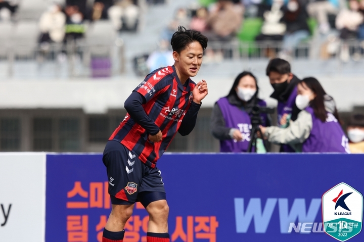 [서울=뉴시스]프로축구 수원FC 이승우 (사진 = 프로축구연맹 제공)