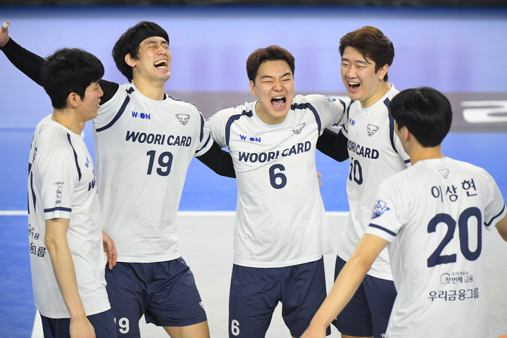 [서울=뉴시스]원정에서 대역전승 챙긴 우리카드.(사진=한국배구연맹 제공) *재판매 및 DB 금지