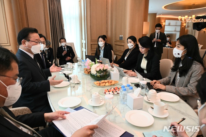 [도하(카타르)=뉴시스]김부겸 국무총리가 20일(현지시간) 카타르 도하의 한 호텔에서 기자 간담회를 갖고 있다. 2022.03.20. (사진 = 국무총리실 제공)