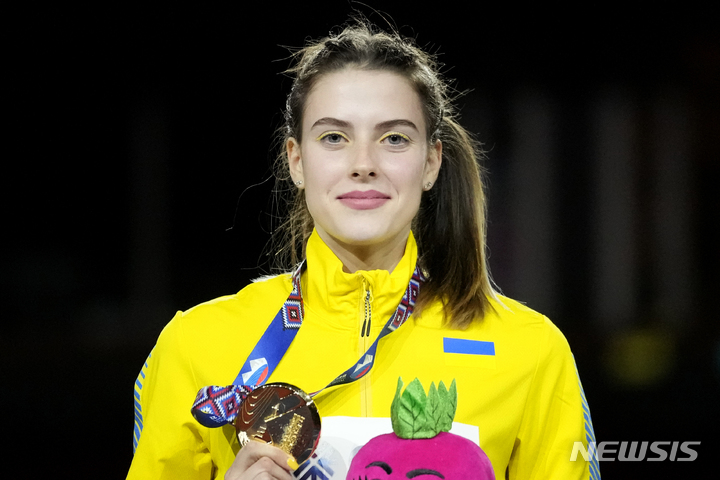 [베오그라드=AP/뉴시스] 야로슬라바 마후치크(우크라이나)가 19일(현지시간) 세르비아 베오그라드 스타크 아레나에서 열린 2022 세계실내육상선수권대회 여자 높이뛰기 결선에서 2m02를 뛰어넘어 우승한 뒤 시상식을 하고 있다. 2022.03.19