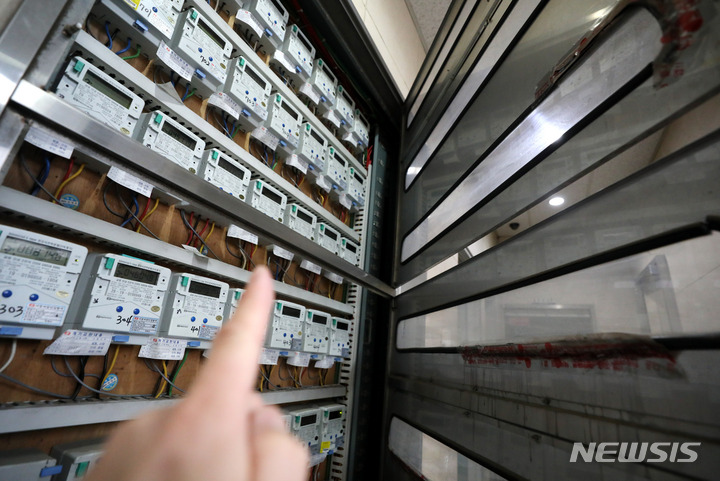 [서울=뉴시스] 추상철 기자 = 20일 오전 서울 시내 한 오피스텔에 설치된 전기계량기가 돌아가고 있다. 2022.03.20. scchoo@newsis.com