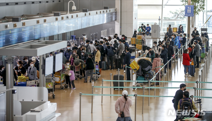 [인천공항=뉴시스] 정병혁 기자 = 정부가 오는 21일부터 코로나19 백신 접종을 완료한 해외입국자를 대상으로 자가격리를 면제하고, 국내 면세점 구매 한도를 없애는 등의 조치로 해외여행 수요가 늘어날 것으로 예측된 지난 20일 오전 인천국제공항 1터미널에서 이용객들이 출국 수속을 하고 있다. 2022.03.21. jhope@newsis.com