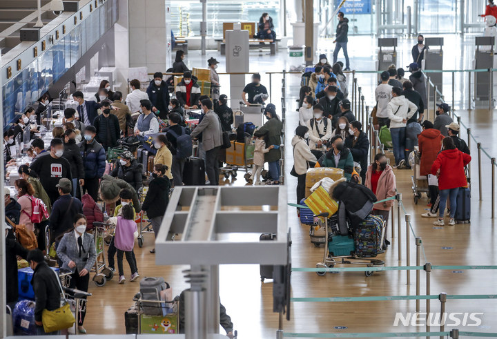[인천공항=뉴시스] 정병혁 기자 = 정부가 오는 21일부터 코로나19 백신 접종을 완료한 해외입국자를 대상으로 자가격리를 면제하고, 국내 면세점 구매 한도를 없애는 등의 조치로 해외여행 수요가 늘어나고 있는 20일 오전 인천국제공항 1터미널에서 공항 이용객들이 출국 수속을 밟고 있다. 2022.03.20. jhope@newsis.com