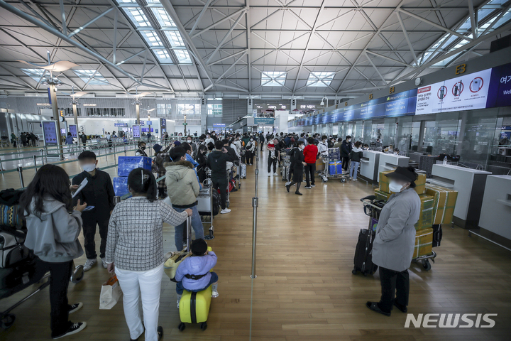 [인천공항=뉴시스] 정병혁 기자 = 정부가 오는 21일부터 코로나19 백신 접종을 완료한 해외입국자를 대상으로 자가격리를 면제하고, 국내 면세점 구매 한도를 없애는 등의 조치로 해외여행 수요가 늘어나고 있는 20일 오전 인천국제공항 1터미널에서 공항 이용객들이 출국 수속을 밟고 있다. 2022.03.20. jhope@newsis.com