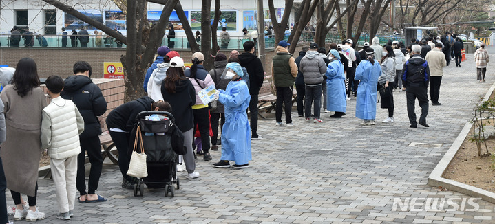 [대구=뉴시스] 이무열 기자 = 코로나19 신규 확진자가 33만4708명으로 집계된 20일 오전 대구 달서구보건소 선별진료소에서 시민들이 검사를 받기 위해 대기하고 있다. 2022.03.20. lmy@newsis.com