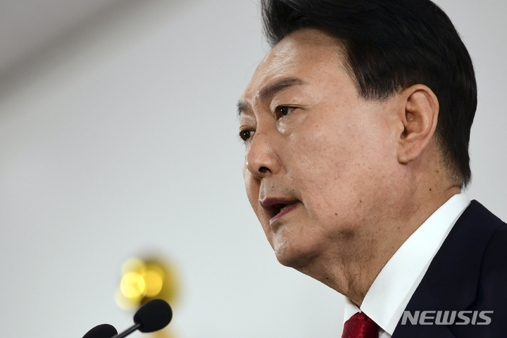 [서울=뉴시스] 최진석 기자 = 윤석열 대통령 당선인이 20일 서울 종로구 삼청동 한국금융연수원 별관에 마련된 대통령직인수위원회에서 청와대 대통령 집무실의 용산 국방부 청사 이전 관련 기자회견을 하고 있다. (공동취재사진) 2022.03.20. photo@newsis.com