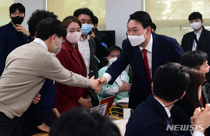 [서울=뉴시스] 최진석 기자 = 윤석열 대통령 당선인이 20일 서울 종로구 삼청동 한국금융연수원 별관에 마련된 대통령직인수위원회에서 청와대 대통령 집무실의 용산 국방부 청사 이전 관련 기자회견을 마치고 기자들과 인사를 나누고 있다. (공동취재사진) 2022.03.20. photo@newsis.com