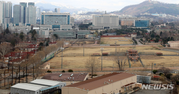 [서울=뉴시스] 추상철 기자 = 윤석열 대통령 당선인이 대통령 집무실을 용산 국방부 청사로 이전한다고 발표한 20일 오후 서울 용산구 국방부청사 앞으로 반환되는 미군부대가 보이고 있다. 2022.03.20. scchoo@newsis.com