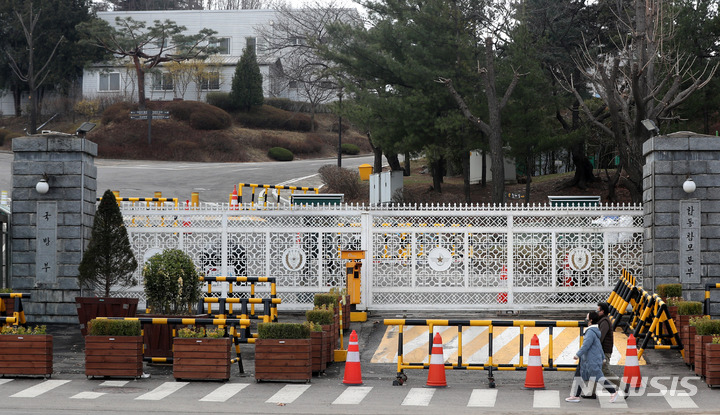 [서울=뉴시스] 추상철 기자 = 윤석열 대통령 당선인이 대통령 집무실을 용산 국방부 청사로 이전한다고 발표한 20일 오후 시민들이 서울 용산구 국방부 청사 앞을 지나고  있다. 2022.03.20. scchoo@newsis.com