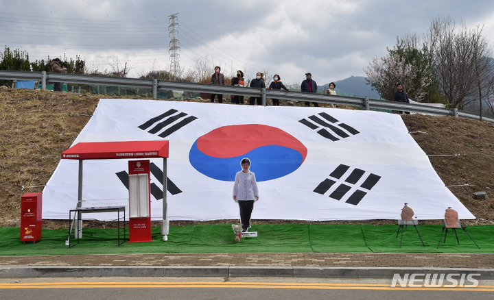 [대구=뉴시스] 이무열 기자 = 박근혜 전 대통령의 사저 입주 임박 소식이 알려진 20일 오후 시민들이 대구 달성군 유가읍 쌍계리 박 전 대통령 사저 주변을 둘러보고 있다. 2022.03.20. lmy@newsis.com