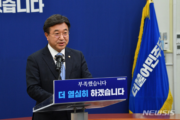 [서울=뉴시스] 최진석 기자 = 윤호중 더불어민주당 공동비상대책위원장이 20일 오후 서울 여의도 국회에서 기자간담회를 열고 비대위 운영과 당 쇄신 방안 등 현안 관련 내용을 발표하고 있다. (공동취재사진) 2022.03.20. photo@newsis.com