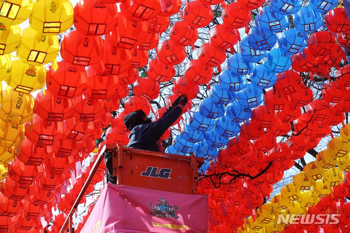 [서울=뉴시스] 백동현 기자 = 20일 오후 서울 종로구 조계사에서 관계자들이 부처님 오신 날(5월 8일)을 기념하는 연등을 달고 있다. 2022.03.20. livertrent@newsis.com