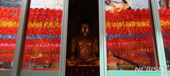 [서울=뉴시스] 백동현 기자 = 20일 오후 서울 종로구 조계사에 부처님 오신 날(5월 8일)을 기념하는 연등이 달려있다. 2022.03.20. livertrent@newsis.com