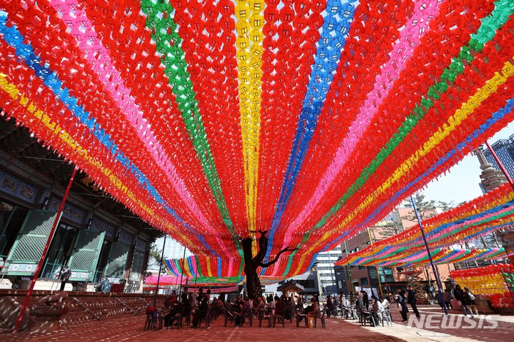 [서울=뉴시스] 백동현 기자 = 20일 오후 서울 종로구 조계사에 부처님 오신 날(5월 8일)을 기념하는 연등이 달려있다. 2022.03.20. livertrent@newsis.com