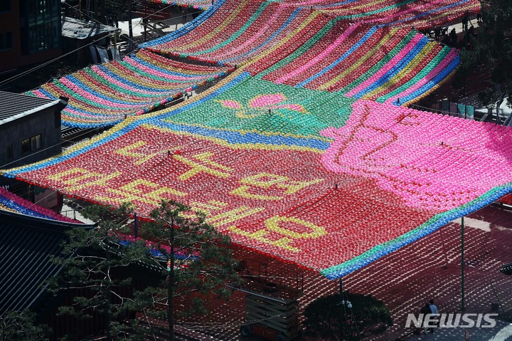 [서울=뉴시스] 백동현 기자 = 20일 오후 서울 종로구 조계사에 달린 부처님 오신 날(5월 8일)을 기념하는 연등에 '나누면 따뜻해요' 라는 문구가 쓰여있다. 2022.03.20. livertrent@newsis.com