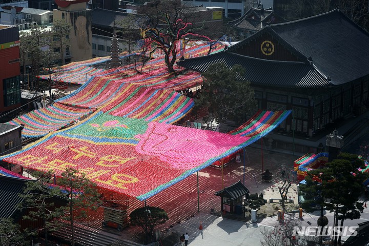 [서울=뉴시스] 백동현 기자 = 20일 오후 서울 종로구 조계사에 달린 부처님 오신 날(5월 8일)을 기념하는 연등에 '나누면 따뜻해요' 라는 문구가 쓰여있다. 2022.03.20. livertrent@newsis.com