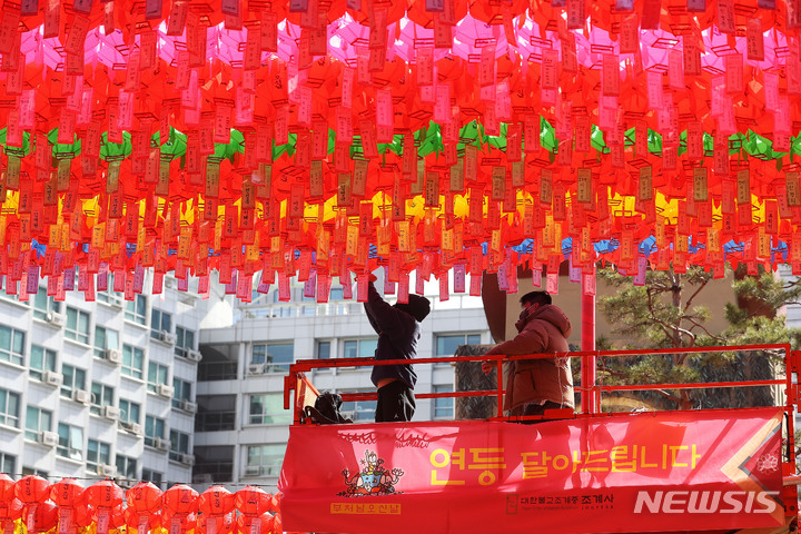 [서울=뉴시스] 백동현 기자 = 20일 오후 서울 종로구 조계사에서 관계자들이 부처님 오신 날(5월 8일)을 기념하는 연등을 달고 있다. 2022.03.20. livertrent@newsis.com