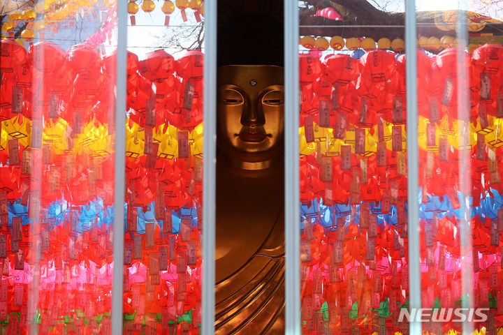 [서울=뉴시스] 백동현 기자 = 20일 오후 서울 종로구 조계사에 부처님 오신 날(5월 8일)을 기념하는 연등이 달려있다. 2022.03.20. livertrent@newsis.com