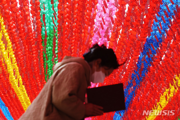 [서울=뉴시스] 백동현 기자 = 20일 오후 서울 종로구 조계사에 부처님 오신 날(5월 8일)을 기념하는 연등이 달려있다. 2022.03.20. livertrent@newsis.com