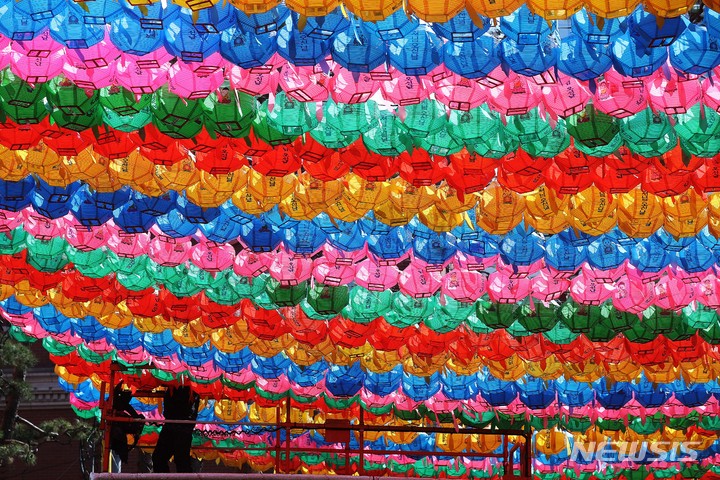 [서울=뉴시스] 백동현 기자 = 20일 오후 서울 종로구 조계사에서 관계자들이 부처님 오신 날(5월 8일)을 기념하는 연등을 달고 있다. 2022.03.20. livertrent@newsis.com