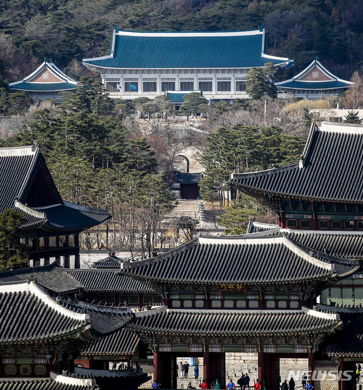 [서울=뉴시스] 정병혁 기자 = 윤석열 대통령 당선인이 기자회견을 통해 새로운 대통령 집무실로 용산 국방부 청사를 지목했다. 윤 당선인은 기존 청와대는 5월 10일 새 정부 출범에 맞서 공원으로 개방한다고 밝혔다. 사진은 20일 오후 서울 종로구 청와대의 모습. 2022.03.20. jhope@newsis.com