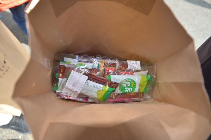 [울산=뉴시스] 구미현 기자 = 울산 동구에 정착한 아프가니스탄 특별기여자 자녀들이 준비한 과자꾸러미. . 2022.03.21. gorgeouskoo@newsis.com *재판매 및 DB 금지