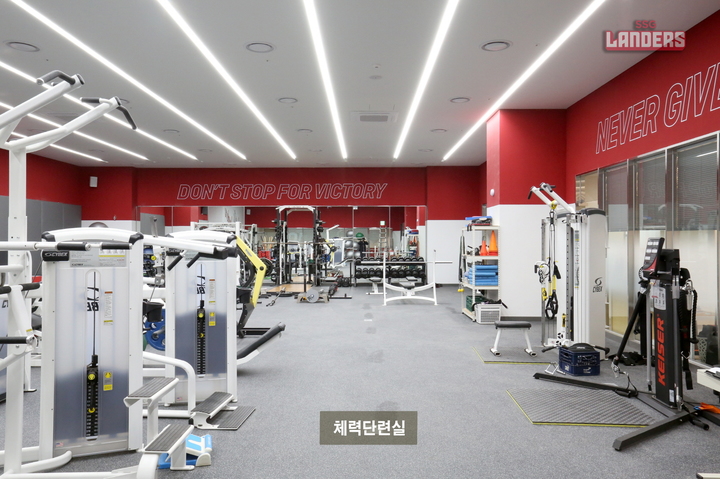 [서울=뉴시스] 리모델링한 인천 SSG랜더스필드 체력단련실. (사진 = SSG 랜더스 제공) *재판매 및 DB 금지