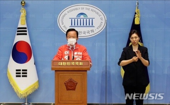 [창원=뉴시스] 홍정명 기자= 경남도지사 예비후보가 21일 국회 소통관에서 ‘부울경특별연합 알박기 당장 중단하라’ 제목의 성명을 발표하고 있다.(사진=이주영 선거사무소 제공) 2022.03.21. photo@newsis.com