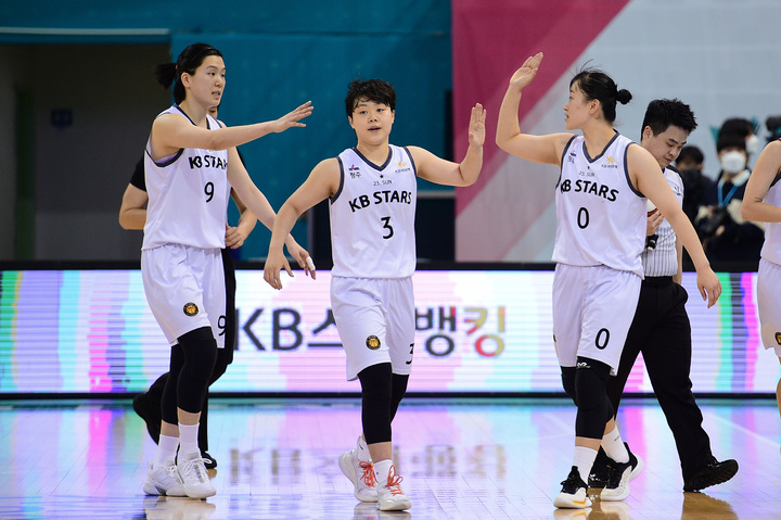 [서울=뉴시스] 여자프로농구 청주 KB국민은행 선수단. (사진 = WKBL 제공) *재판매 및 DB 금지