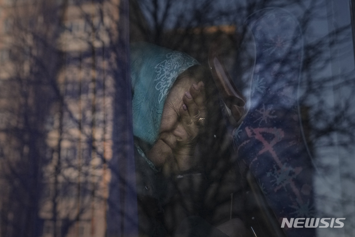 [브로바리=AP/뉴시스] 지난 20일(현지시간) 우크라이나 브로바리에 도착한 한 피란민 여성이 경찰의 서류 검사를 기다리는 동안 버스 안에서 울고 있다. 2022.03.21.