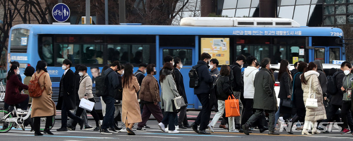 [서울=뉴시스] 추상철 기자 = 지난달 21일 오전 서울 종로구 광화문 인근에서 시민들이 출근을 하고 있다. 기사 내용과 무관. 2022.03.21. scchoo@newsis.com