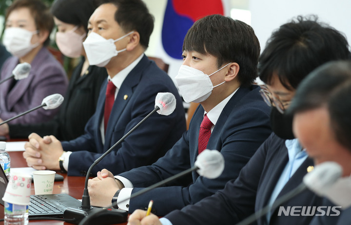 [서울=뉴시스] 전신 기자 = 이준석 국민의힘 대표가 21일 서울 여의도 국회에서 열린 최고위원회의에서 발언하고 있다. (공동취재사진) 2022.03.21. photo@newsis.com