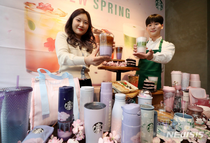 플라스틱 텀블러 넘치는데…스벅 종이빨대 '무늬만 친환경'