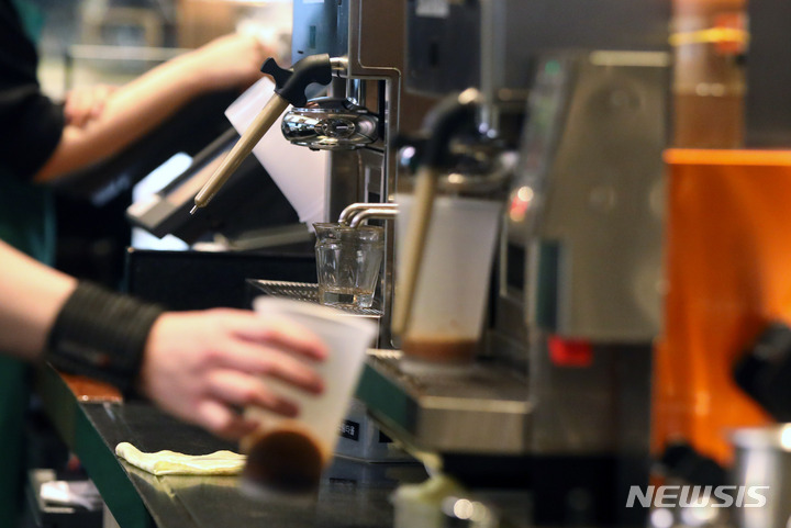 [서울=뉴시스] 추상철 기자 = 지난 3월21일 서울의 한 커피전문점에서 직원이 커피를 제조하고 있다. 2022.03.21. scchoo@newsis.com