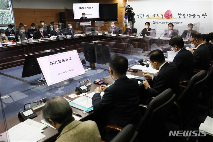 [서울=뉴시스] 국회사진기자단 = 안철수 인수위원장이 21일 오전 서울 종로구 통의동 인수위 사무실에서 열린 제20대 대통령직 인수위원회 제2차 전체회의를 주재하고 있다. 2022.03.21. photo@newsis.com