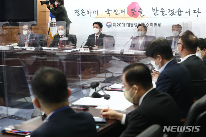 [서울=뉴시스] 국회사진기자단 = 안철수 인수위원장이 21일 오전 서울 종로구 통의동 인수위 사무실에서 열린 제20대 대통령직 인수위원회 제2차 전체회의를 주재하고 있다. 2022.03.21. photo@newsis.com