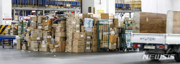 [서울=뉴시스] 서울 송파구 서울복합물류단지에 택배가 쌓여 있다. (사진=뉴시스 DB). photo@newsis.com
