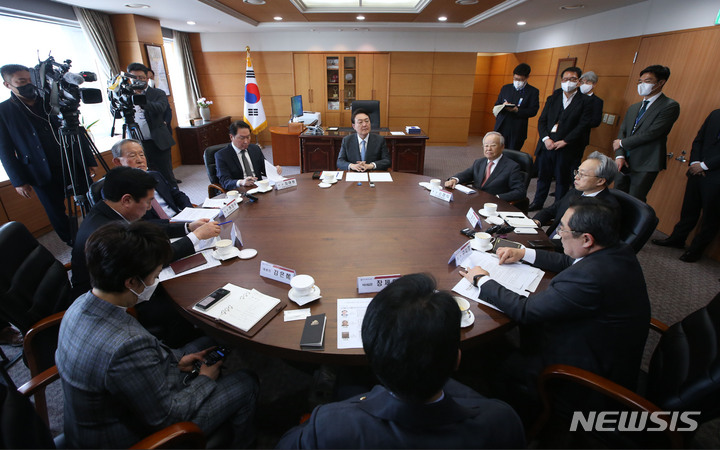 [서울=뉴시스] 국회사진기자단 = 윤석열 대통령 당선인이 21일 오전 서울 종로구 통의동 대통령직 인수위원회 사무실에서 경제 6단체장들과 오찬 회동을 갖고 있다. 2022.03.21. photo@newsis.com