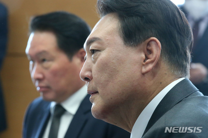 [서울=뉴시스] 국회사진기자단 = 윤석열 대통령 당선인이 21일 오전 서울 종로구 통의동 대통령직 인수위원회 사무실에서 경제 6단체장들과 오찬 회동을 갖고 있다. 왼쪽은 최태원 대한상공회의소 회장. 2022.03.21. photo@newsis.com