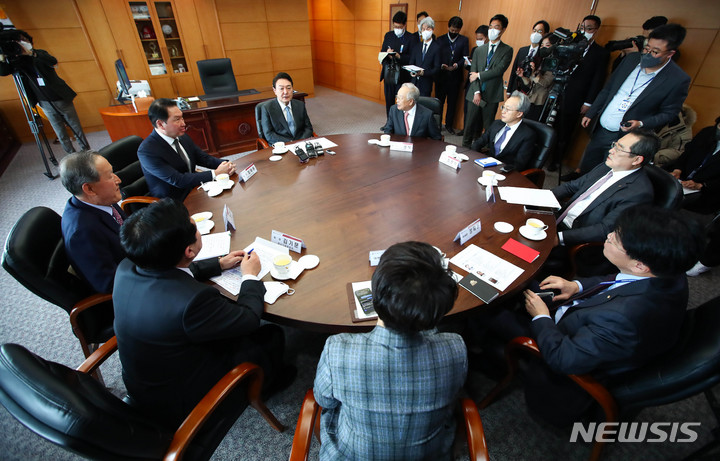 [서울=뉴시스] 국회사진기자단 = 윤석열 대통령과 경제 6단체장이 오찬 회동에 앞서 티타임을 갖고 있다. 2022.03.21. photo@newsis.com