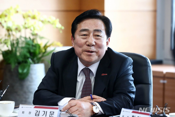 [서울=뉴시스] 국회사진기자단 = 21일 서울 종로구 통의동 대통령직인수위원회에서 열린 윤석열 대통령 당선인과 경제 6단체장과의 오찬 회동에 앞서 김기문 중소기업중앙회장이 인사말을 하고 있다. 2022.03.21. photo@newsis.com