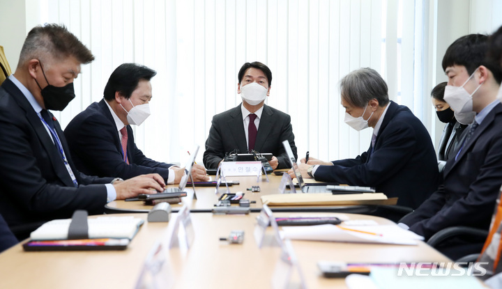 [서울=뉴시스] 전신 기자 = 안철수 인수위원장이 21일 서울 통의동 인수위 회의실에서 열린 코로나19비상대응특별위원회 제1차 회의에서 발언하고 있다. 2022.03.21. photo1006@newsis.com