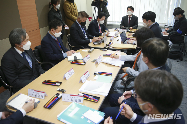 [서울=뉴시스] 전신 기자 = 안철수 인수위원장이 21일 서울 통의동 인수위 회의실에서 열린 코로나19비상대응특별위원회 제1차 회의에서 발언하고 있다. (공동취재사진) 2022.03.21. photo@newsis.com